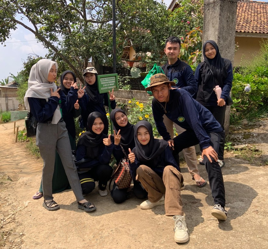 Mahasiswa KKN UM Lampung Bergabung dalam Gotong Royong di Pekon Sidokaton